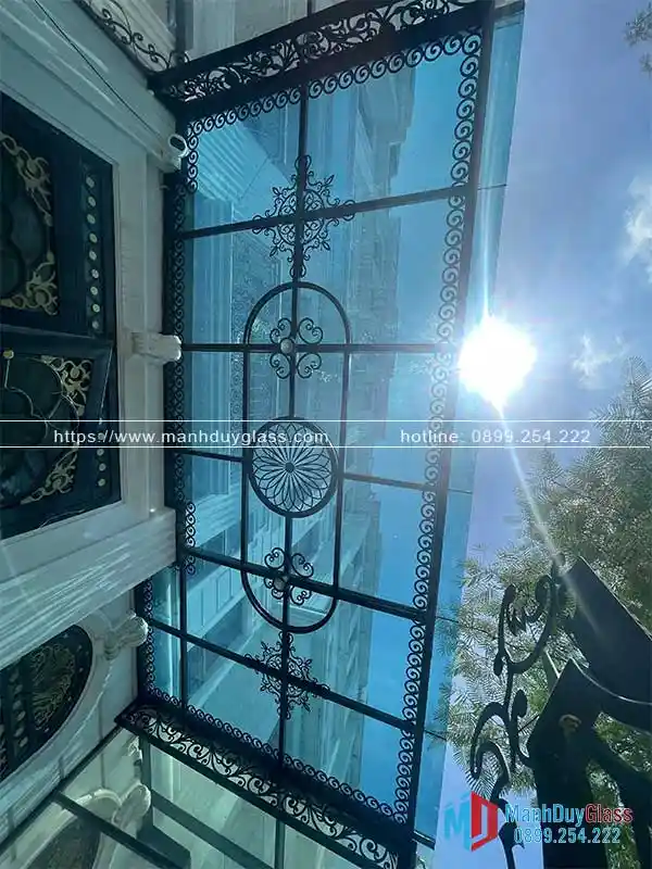 Mái kính sắt nghệ thuật theo phong cách hiện đại