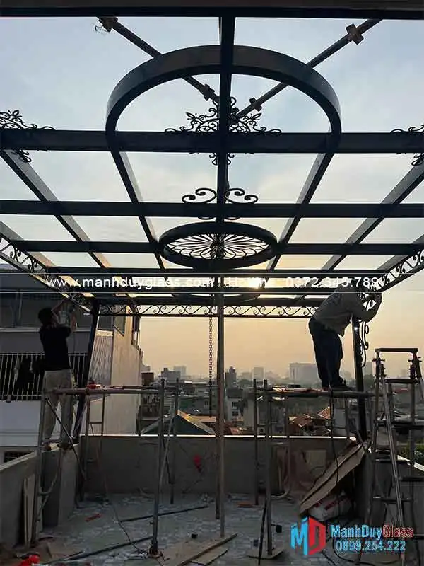 Khảo sát hiện trạng công trình trước khi thi công mái kính sắt nghệ thuật