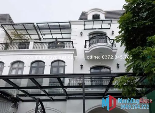 mái-che-sân-đẹp-bằng-kính-sắt-nghệ-thuật