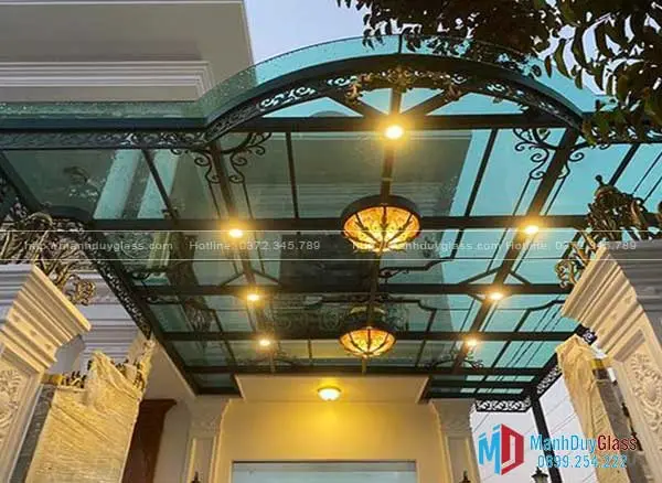 mái kính sắt mỹ thuật kết hợp với hệ thống đèn vàng