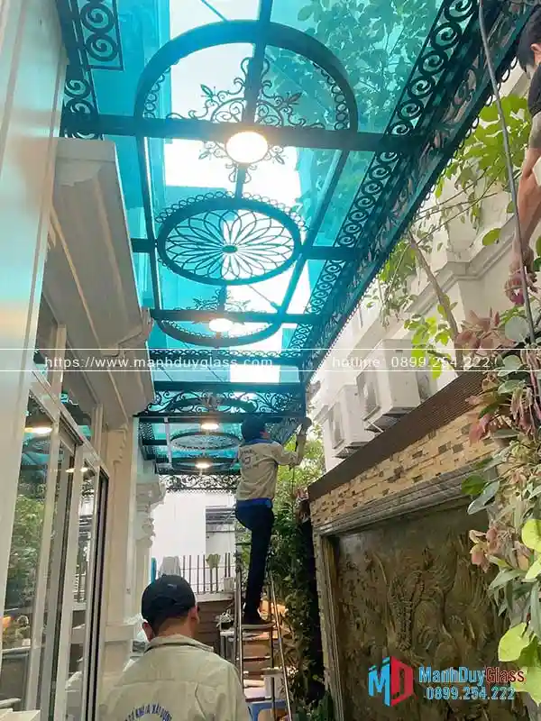 Mái kính sắt nghệ thuật giúp che nắng che mưa 