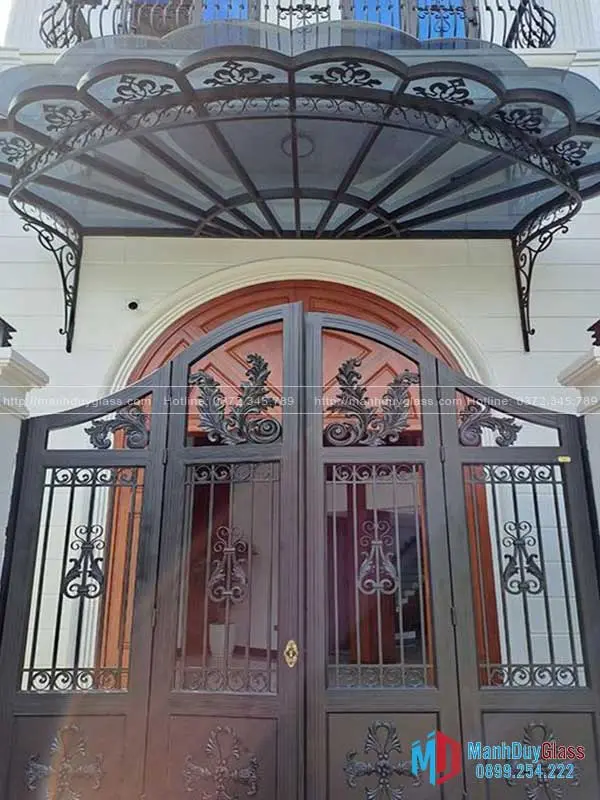 mái hiên kính sắt mỹ thuật kết hợp với cổng sắt 