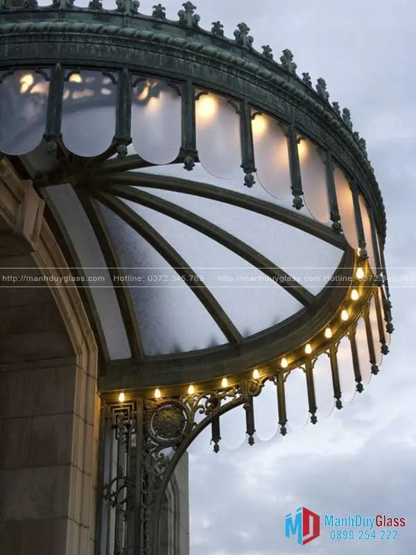 Mái hiên sắt nghệ thuật kết hợp với đèn led vàng