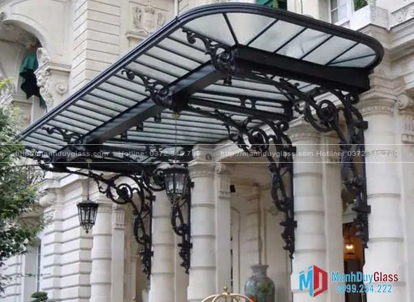 Mái kính sắt mỹ thuật cho ngôi nhà cổ kính