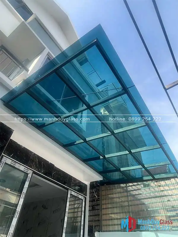 Mái kính sắt đơn giản nhưng không kém phần sang trọng 