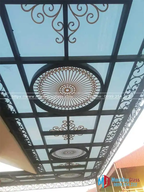 Mái kính sắt tân cổ điển với hoa văn tinh tế 