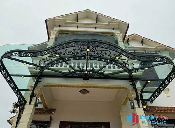 Mái kính sắt nghệ thuật cổ điển kết hợp kính xanh