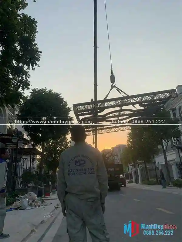 Quy trình lắp đặt mái kính sắt nghệ thuật của Mạnh Duy Glass