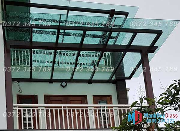 mái kính ban công 