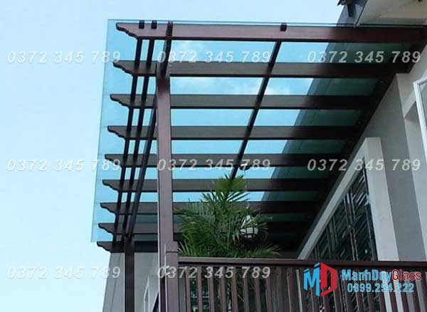 mái kính ban công cường lực