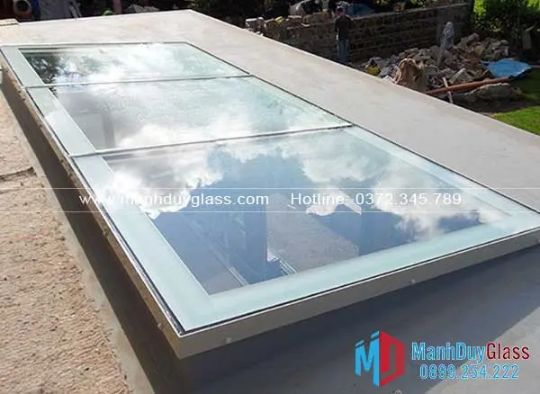 ái kính giếng trời chống ồn