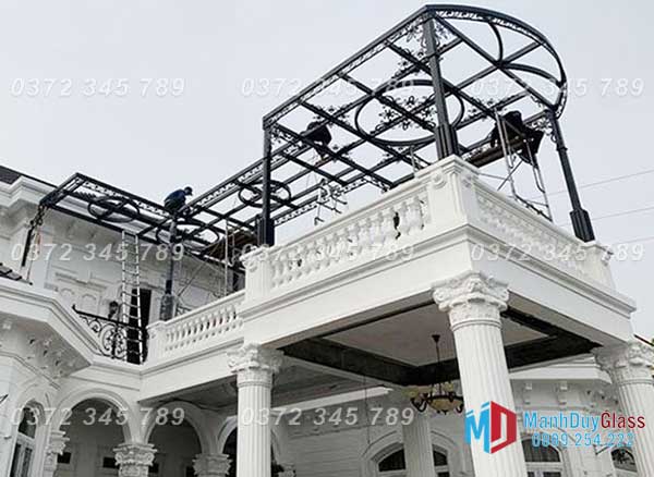 khung sắt mái kính sân thượng cho biệt thự