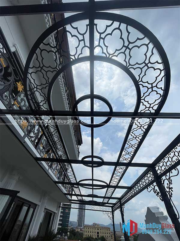 Mái kính sắt nghệ thuật kết hợp kính cường lực