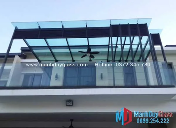 mái kính cường lực cho ban công