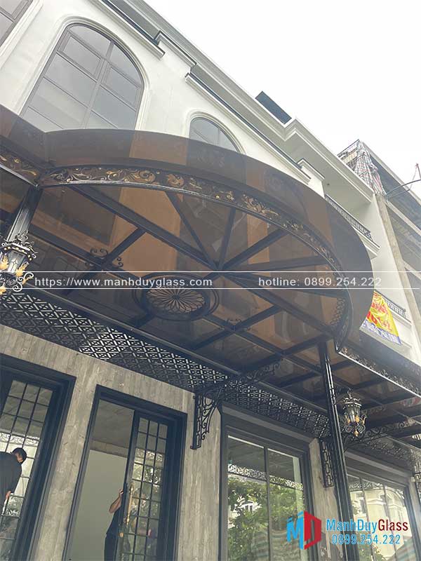 Mái kính cường lực với cột chống bằng sắt mỹ thuật