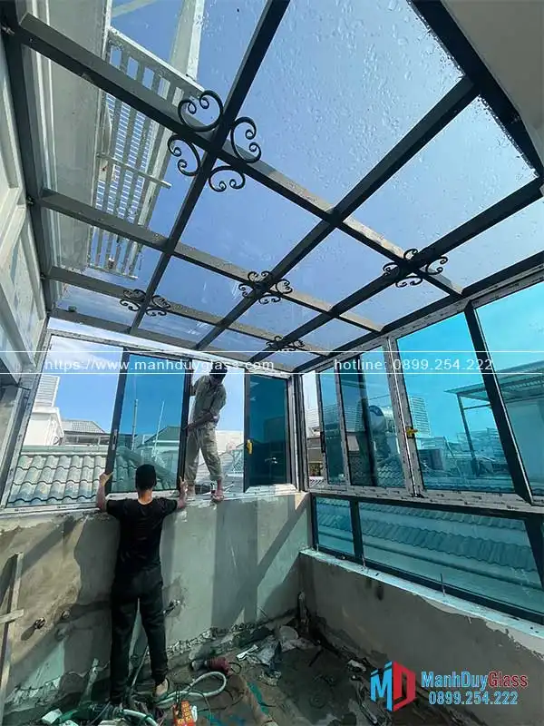 Mái kính cường lực tối giản cho nhà phố