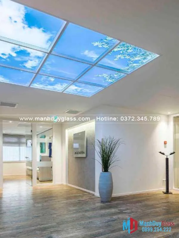 mái kính giếng trời nhìn ra bầu trời