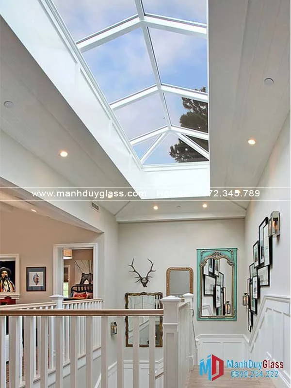 mái kính lấy sáng ngay phía trên cầu thang