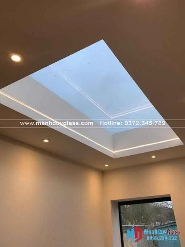 mái kính lấy sáng kết hợp đèn led