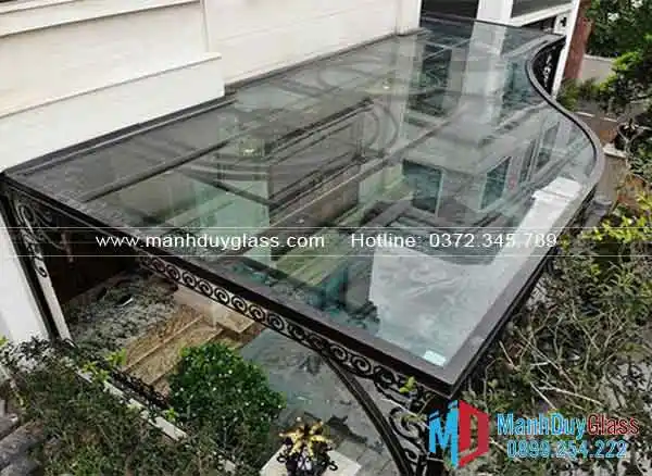 mái kính sắt nghệ thuật sân vườn