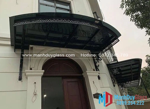 mái kính khung sắt dán đen