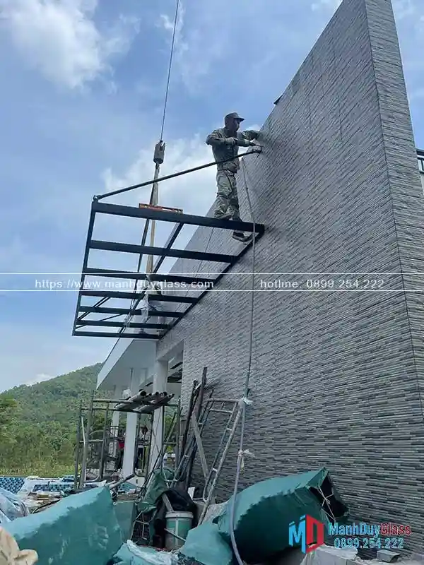 Mái kính cường lực lắp đặt cho công trình nhà phố