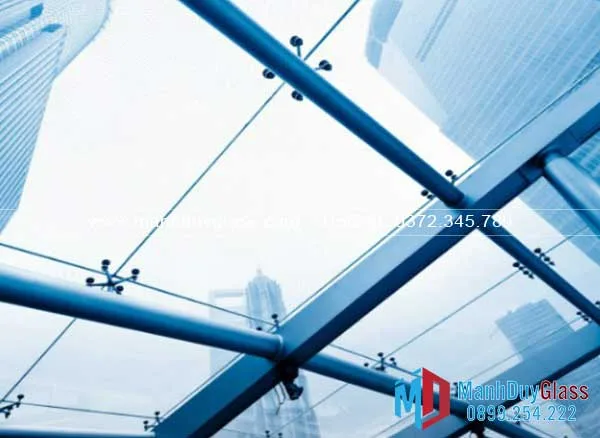 Mái kính chân nhện trong nhà