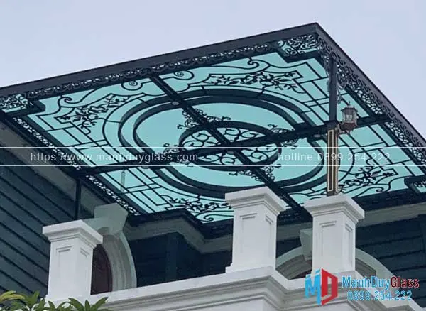 Căn hộ chung cư hiện đại với mái kính sang trọng.