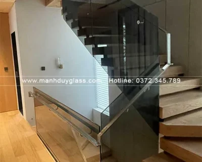 Công trình cầu thang kính bắt hông kính cường lực dán 11,52 màu ô rây tay inox 10×50 xước
