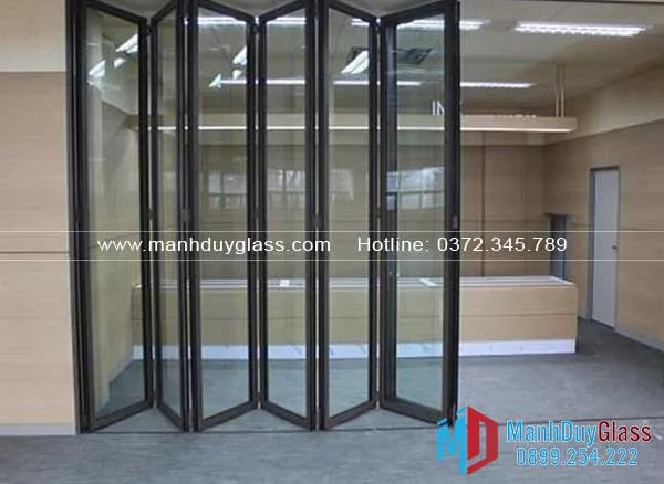 cửa-xếp-gấp-nhôm-kính-màu-nâu