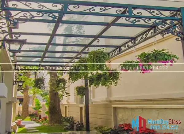 Mái kính kết hợp cây xanh