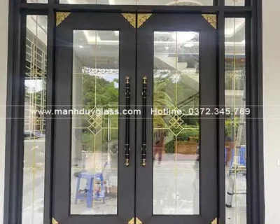 Công trình cửa thuỷ lực màu caphe kính hộp nan trang trí tại Sơn Đông Sơn Tây chủ nhà Anh Tuấn