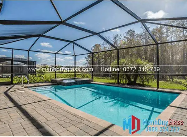 Mái kính bảo vệ bể bơi