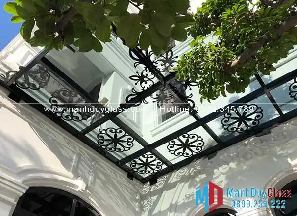 mai-kinh-san-vuon-khung-thep-ma-kem