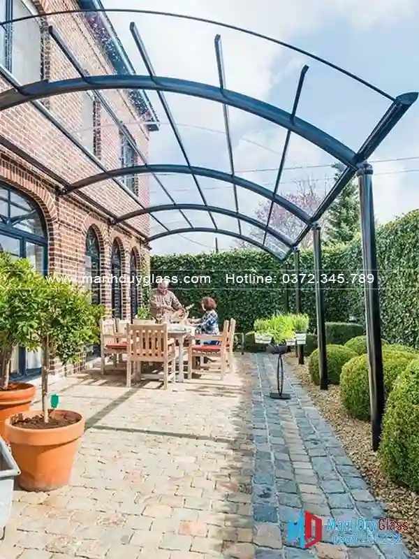  mái-kính-vòm-sân-vườn-hiện-đại