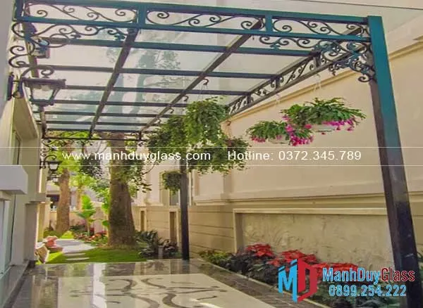 mai-che-kinh-khung-sat-cho-san-vuon