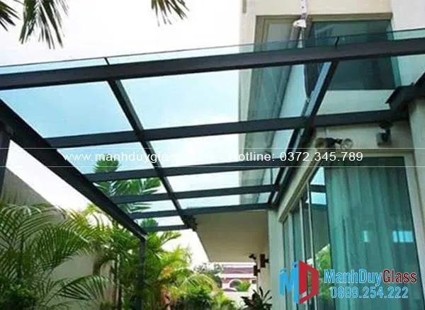 thiet-ke-mai-kinh-san-vuon-khung-sat