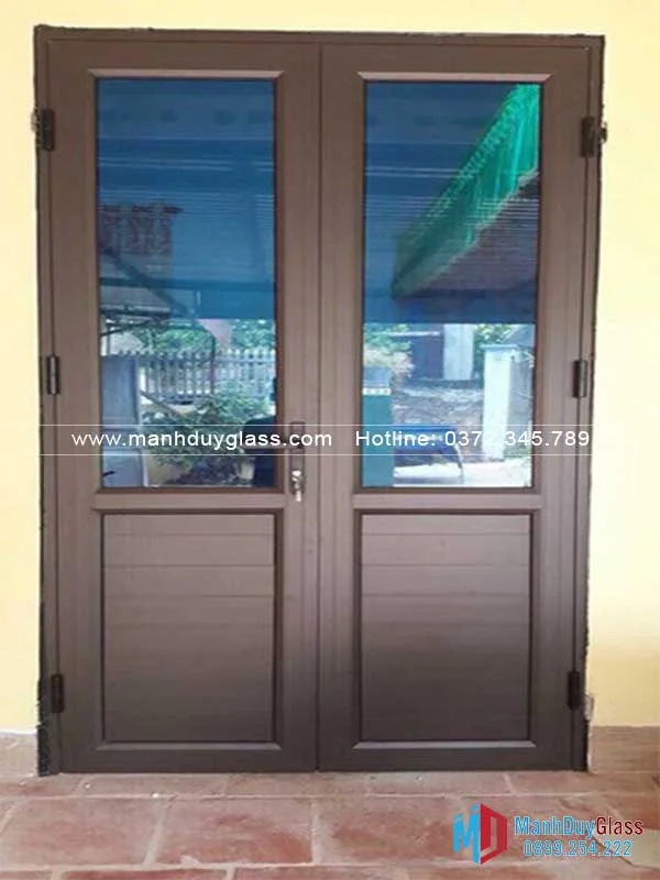 so-sánh-cửa-nhôm-he-55-với-nhựa-lõi-thép