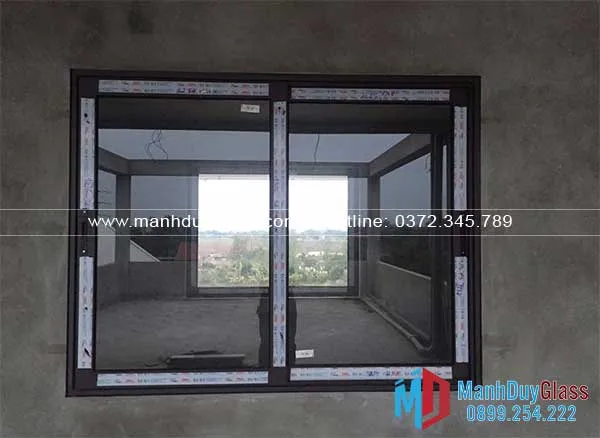 thi-công-cua-nhom-he-55-nha-pho