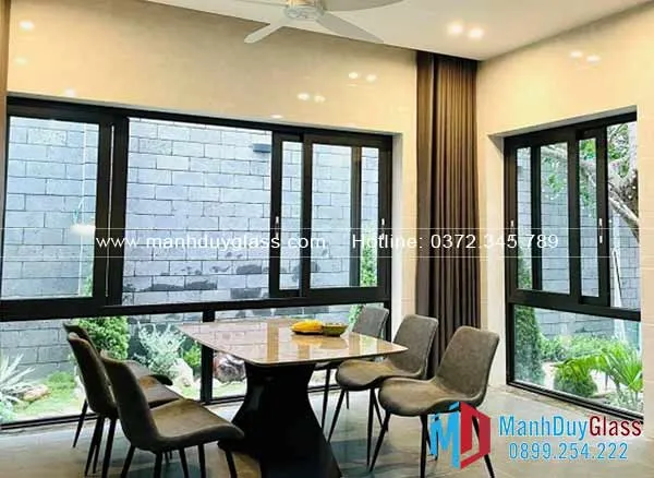 cua-nhom-hopo-mo-quay-kinh-cuong-luc-sang-trong