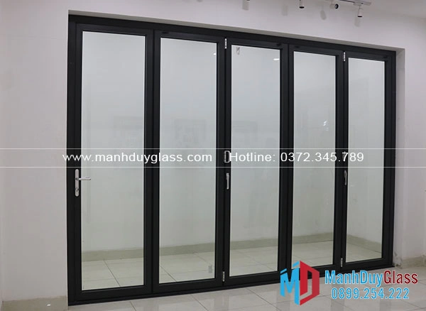 cua-nhom-hopo-mo-quay-kinh-cuong-luc