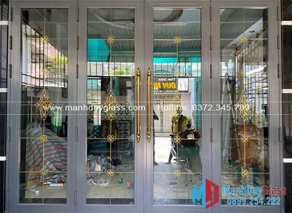 cửa-kính-hộp-cổ-điển