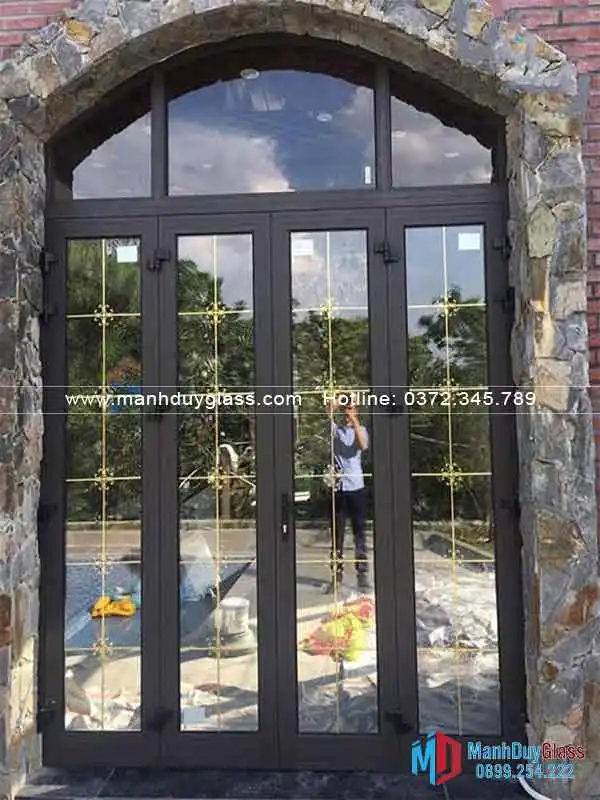 Cửa nhôm kính hộp vân gỗ phong cách cổ điển.