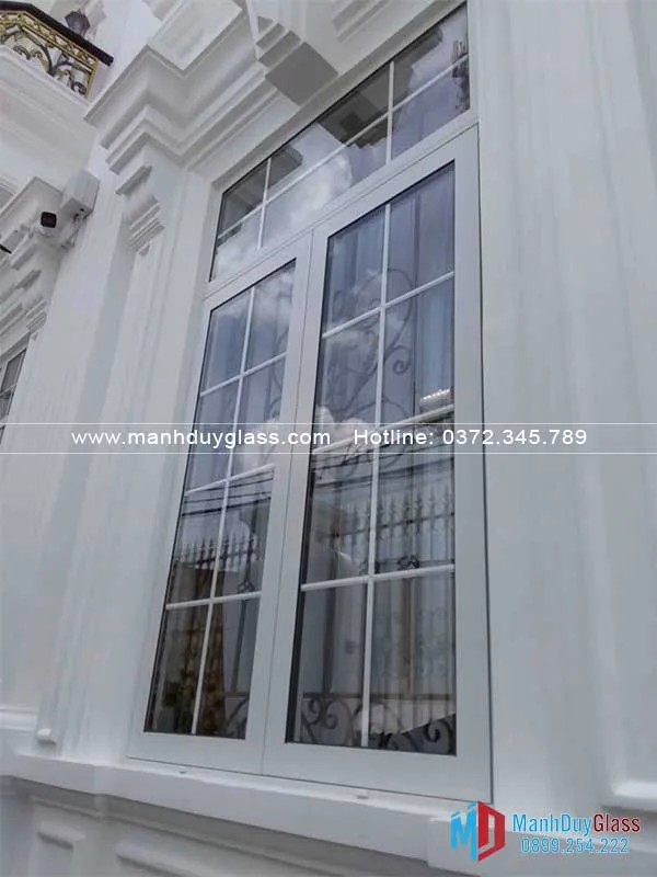 cửa-kính-hộp-màu-trắng