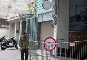 hiện trường sập mái kính tại Hà Nội khiến 2 người tử vong