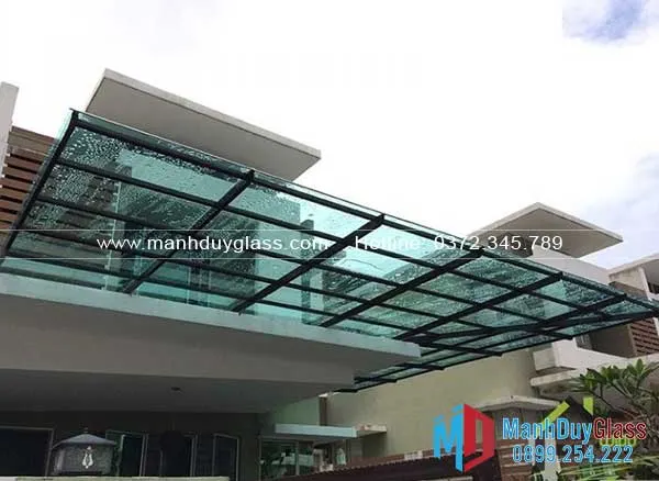 mai-kinh-khung-inox-trong-cong-trinh-thuong-mai