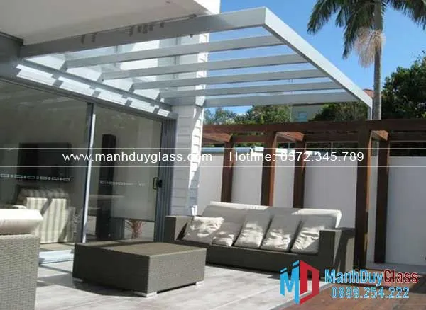 Mái kính khung inox trong nhà ga công cộng