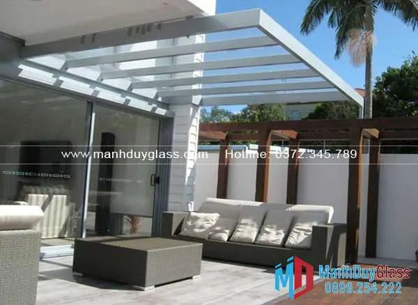 mai-kinh-khung-inox-trong-nha-o