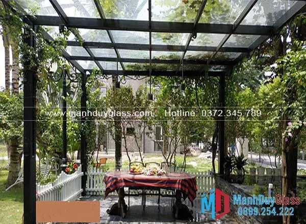 mái kính canopy tạo điểm nhấn độc đáo cho không gian sân vườn.