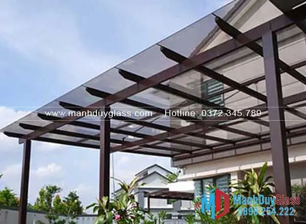 Mái kính canopy tạo cảm giác gần gũi với thiên nhiên xanh